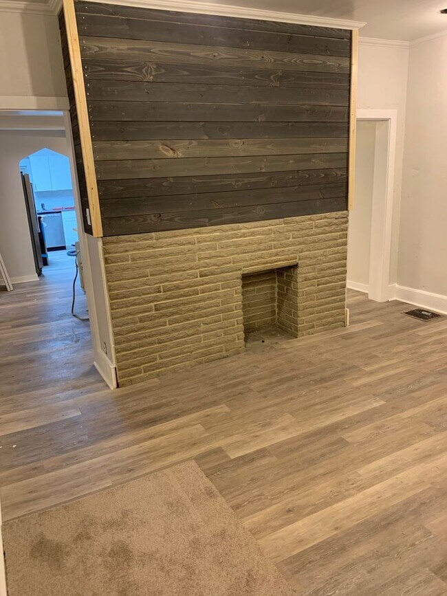 Building Photo - 2 or 3 bedroom Full Remodeled