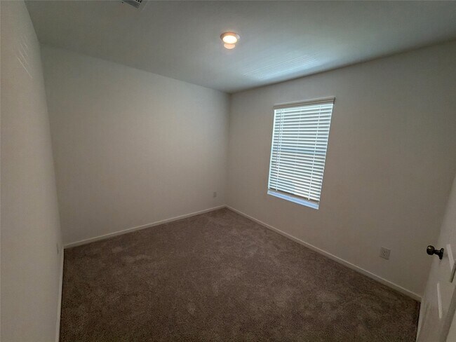 Building Photo - 930 Pertuso Ln
