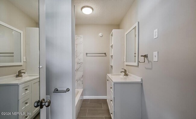 Building Photo - 2819 Oak St