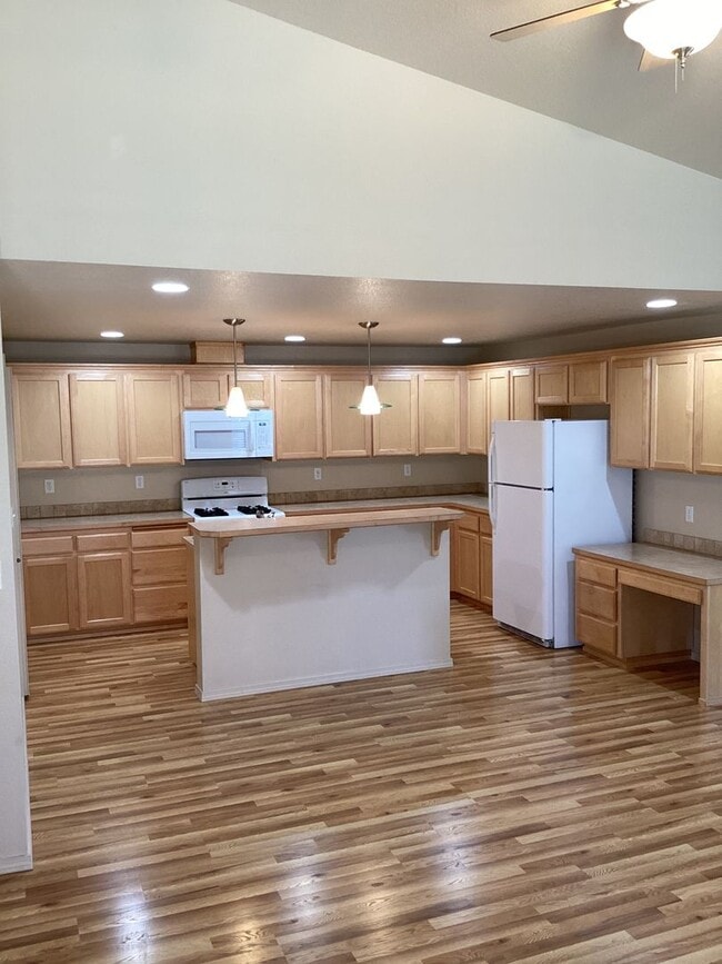 Building Photo - 1335-1335 NE Del Norte Ave