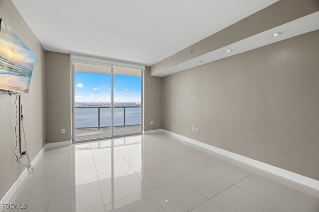 Building Photo - 3000 Oasis Grand Blvd