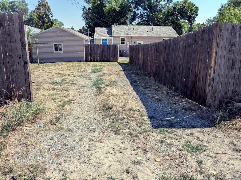 Allyway Parking - 2021 11th Ave N