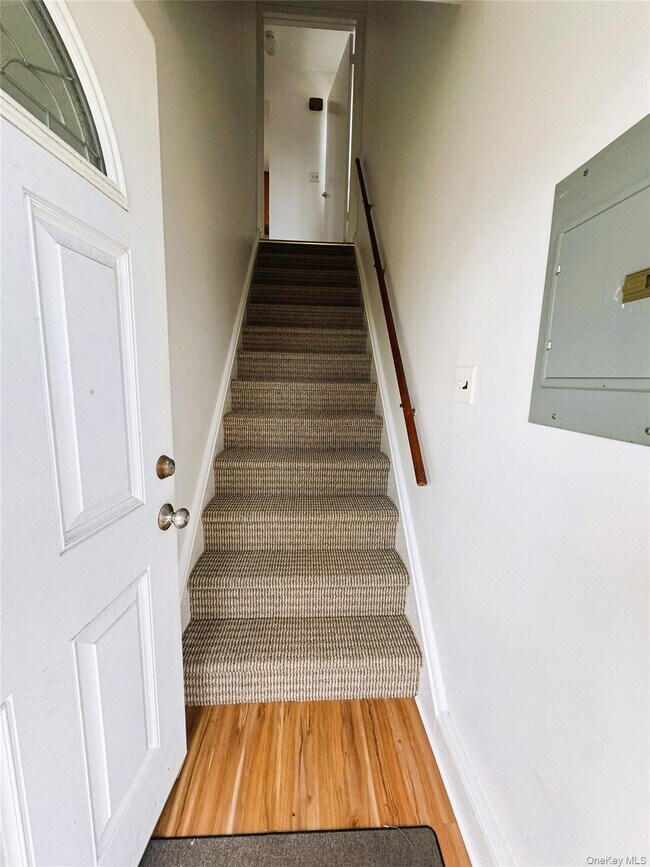 Building Photo - 131 Roslyn Rd