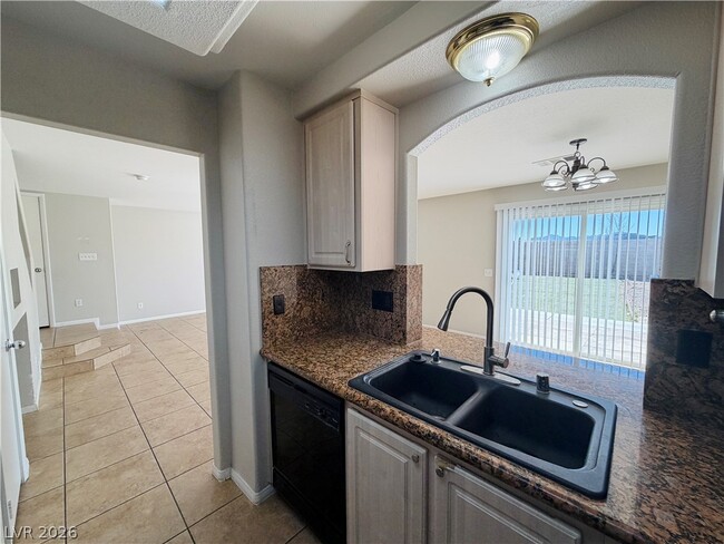 Building Photo - 865 Plantain Lily Ave