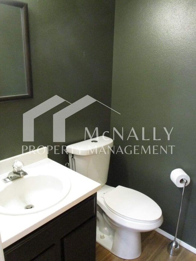 Building Photo - Charming 2 Bedroom 2 Bath Duplex