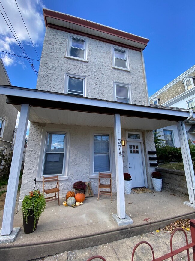 Primary Photo - 374 Lyceum Ave
