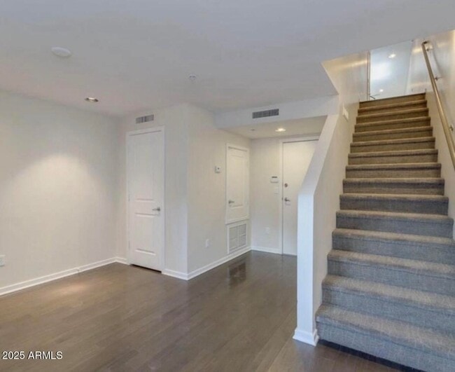 Building Photo - 525 W Lakeside Dr