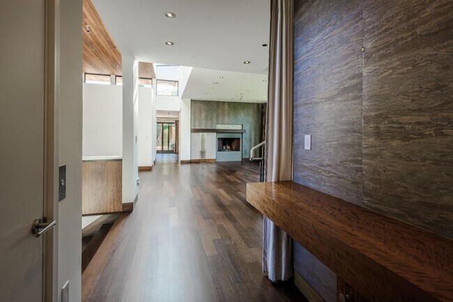 Building Photo - 2510 Skyfarm Dr