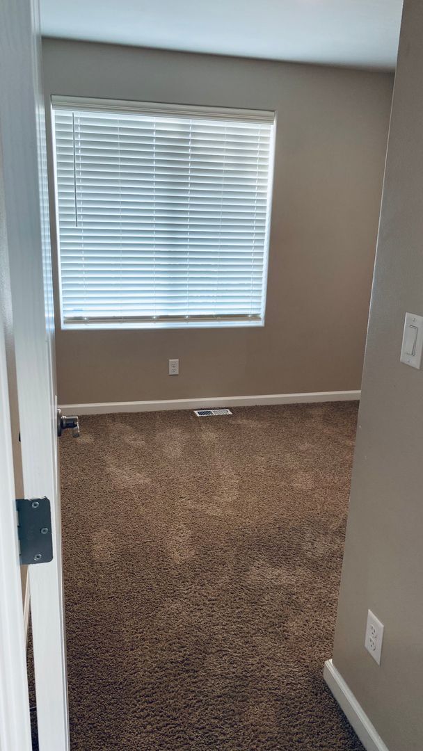 Building Photo - 5 Bedrooms and an Office Space!