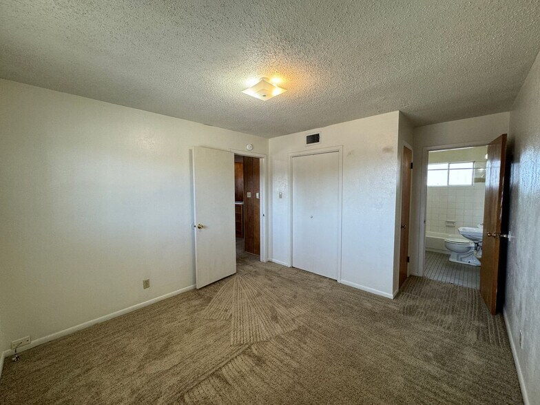 Building Photo - 805 W Hallmark Ave