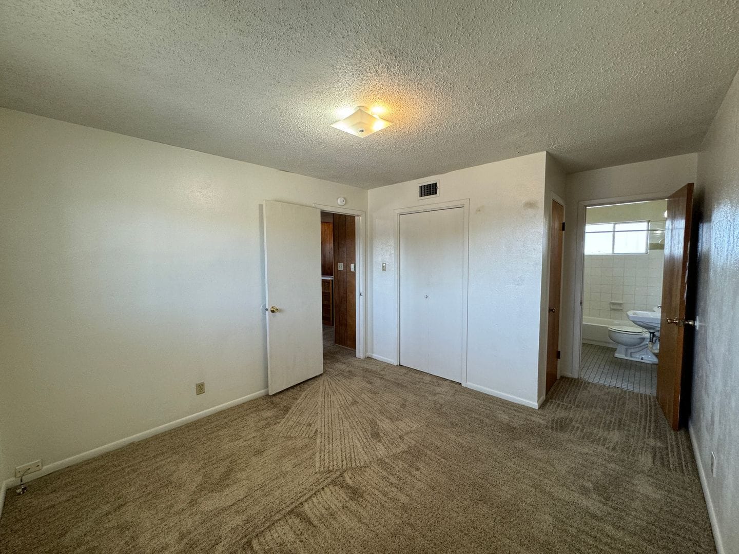 Building Photo - 805 W Hallmark Ave