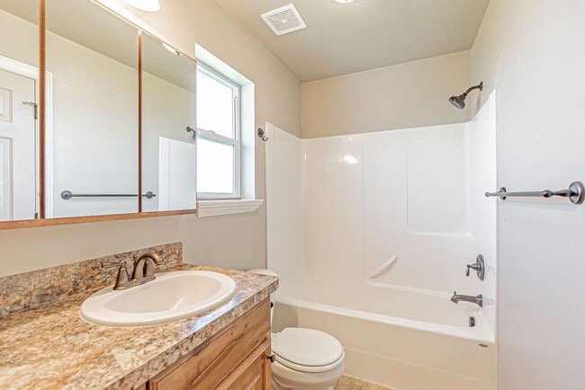 Building Photo - Charming 3-Bedroom Home with Garage on a S...