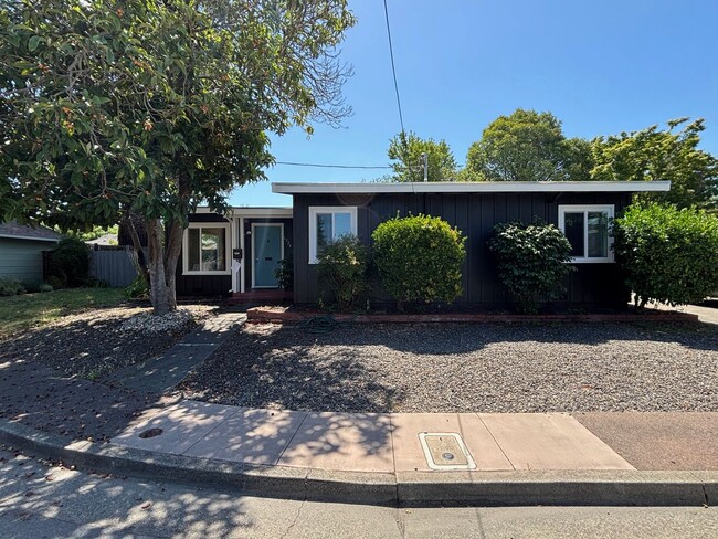 Primary Photo - 2 Bedroom 1 Bathroom located in Santa Rosa...