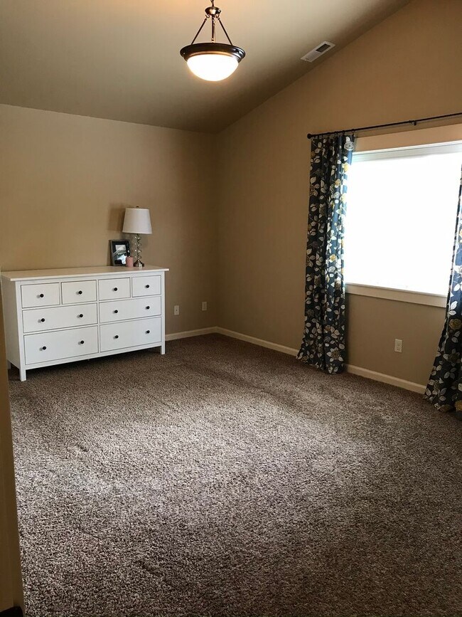 Building Photo - 4bed/3ba Old Portland style Home Nestled i...