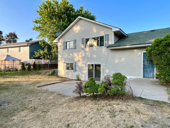 Building Photo - Spacious 5-Bed 2-Bath Split-Level Home in ...