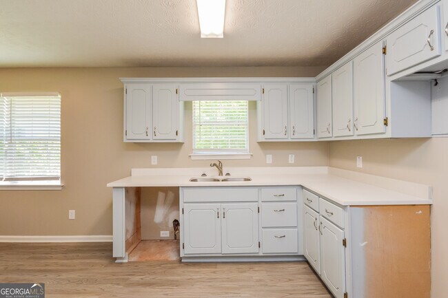 Building Photo - 235 Cypress Dr