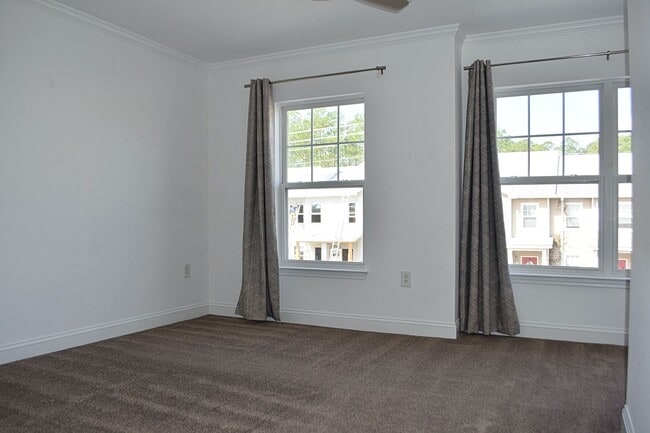 Building Photo - Like NEW 2 Bedroom 2.5 Bath Townhouse in V...