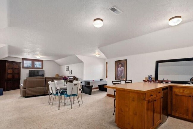 Building Photo - Beautiful 4 bedroom/3 full bath with Large...