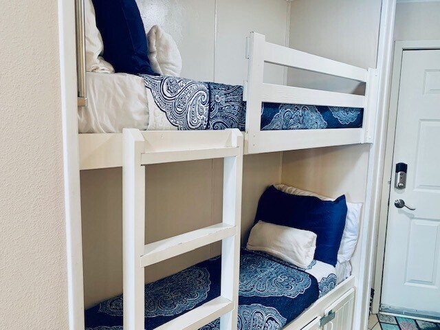 Building Photo - 6102 Seawall Blvd