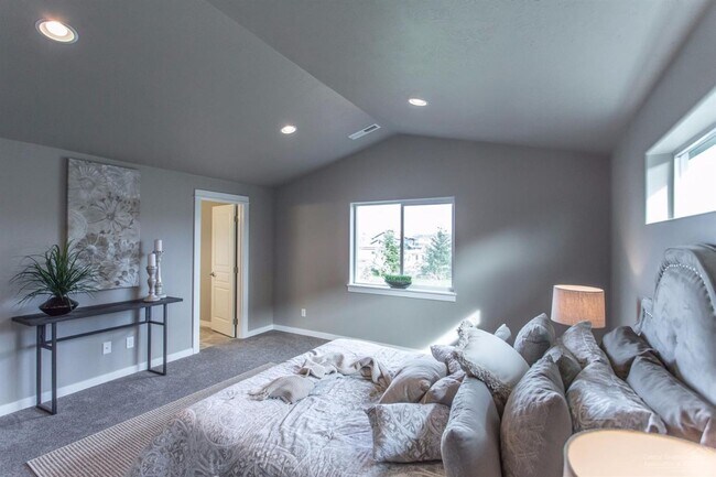 Building Photo - Newer Redmond Home with Extended 2 Car Gar...