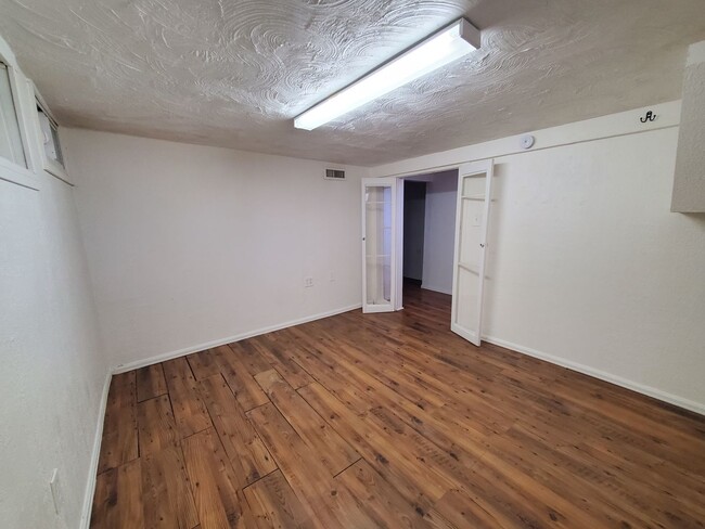 Building Photo - 4 bedroom 2 Bath Duplex for Rent. GREAT LO...