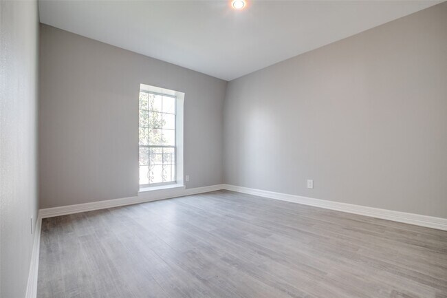 Building Photo - 9025 Rue Cambon St