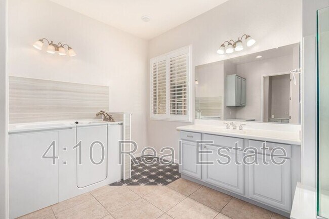 Building Photo - 4652 E Donato Dr