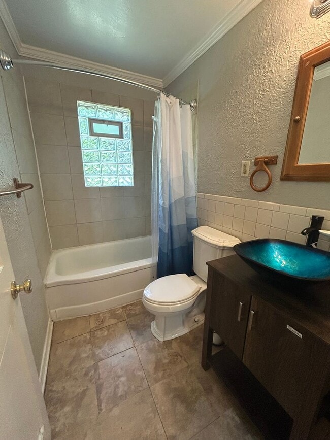 Building Photo - Coming Soon! Cozy 2-Bedroom Gem | $1,049/m...