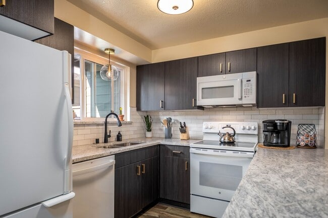 Building Photo - Sleek, Modern SE Boise Townhouse