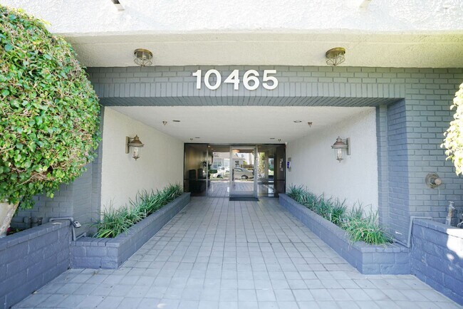 Building Photo - Sunlight Galore 2 Bed / 3Bath + Loft + Sundeck Condo in Westwood!