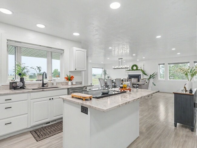 Building Photo - Spacious Furnished Home with Mountain Views and Room to Enjoy