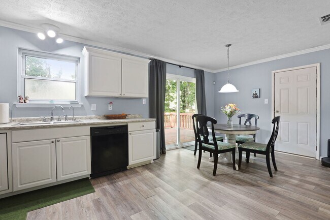 Building Photo - Settle Into Comfort in This Charming 3-Bedroom Home in Larchmont Estates