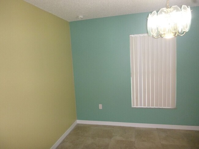 Building Photo - 301 Bloomingfield Dr