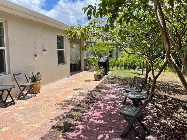 Building Photo - 690 Hadley Pl E