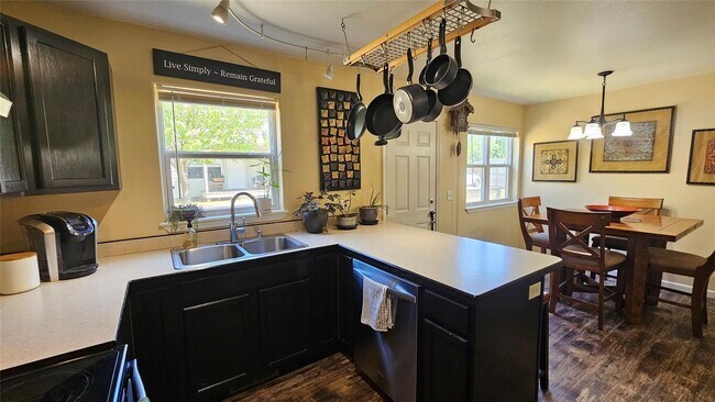 Building Photo - Recently Updated 3 BR/ 1.5 BA in Central M...