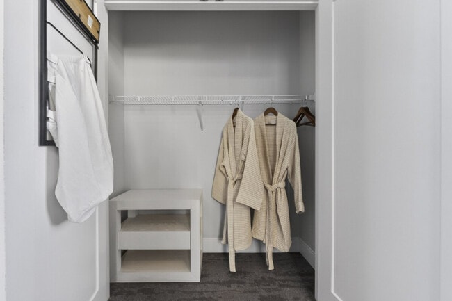 Building Photo - 1424 N Park Pl