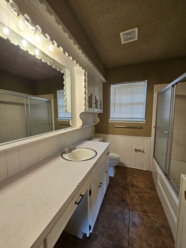 Building Photo - (3) Bed/(2) Bath Near Schools and Shopping! Avail NOW!