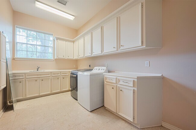 Building Photo - 3665 Maranatha Dr