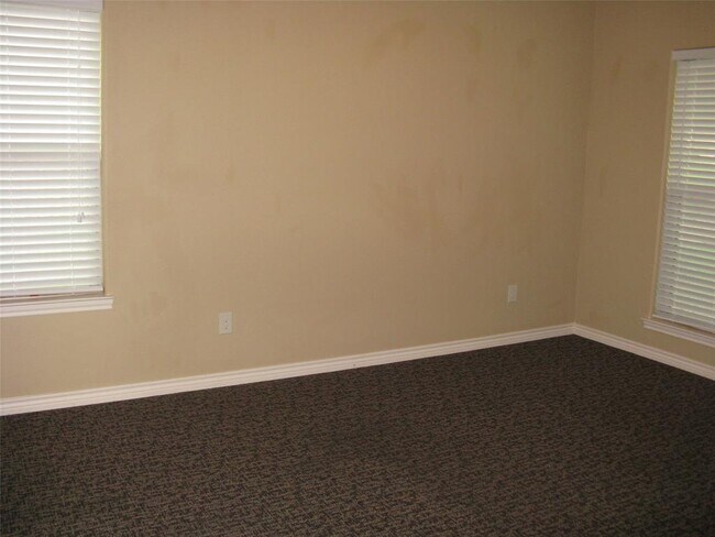 Building Photo - 806 Woodland Park Dr