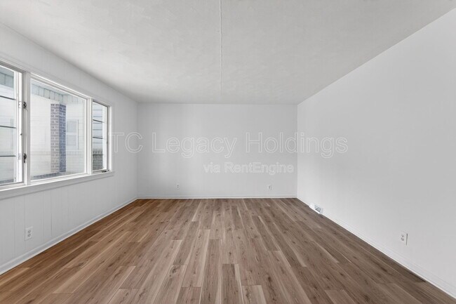 Building Photo - 321 Clark St