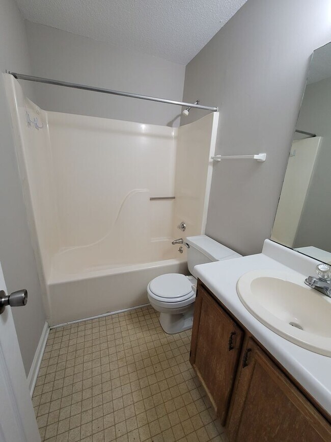 Building Photo - 2 BR Townhome! Looks Great!