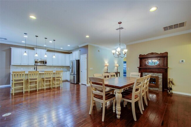 Building Photo - 1122 Oakcrest Dr