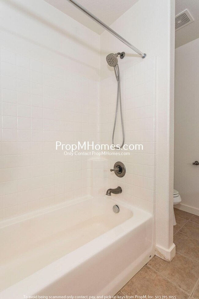 Building Photo - Updated Luxury Five Bedroom Home in Happy Valley!