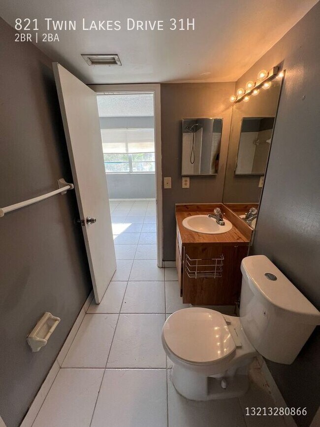 Building Photo - 821 Twin Lakes Dr