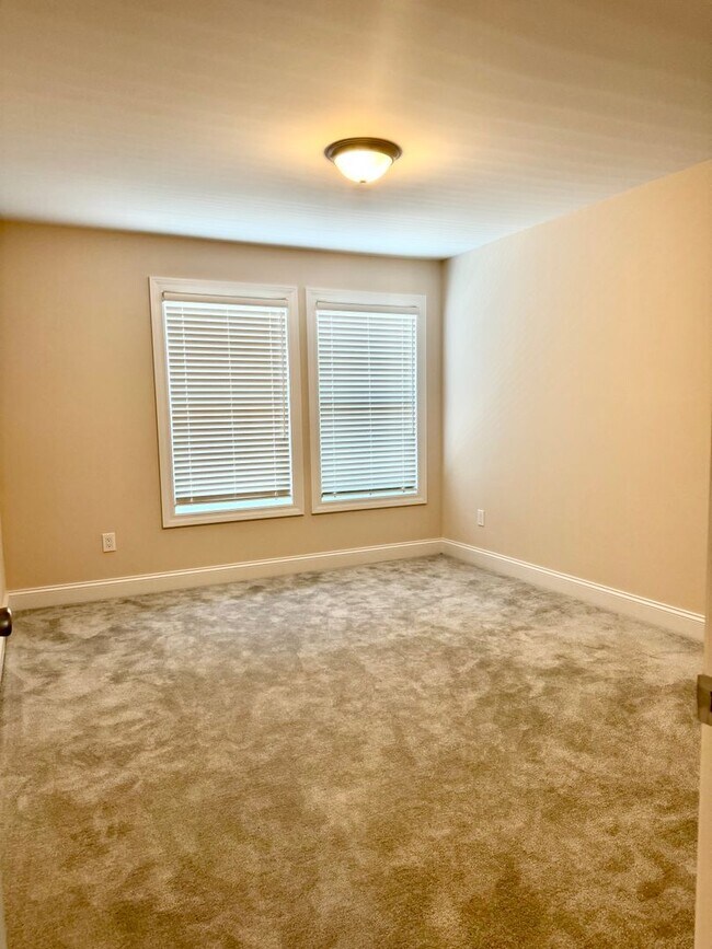 Building Photo - 497 Carnation Dr