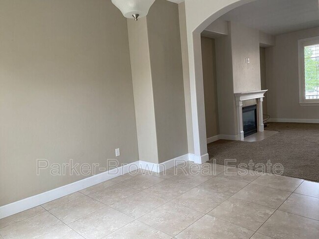 Building Photo - 5561 W Pkwy W