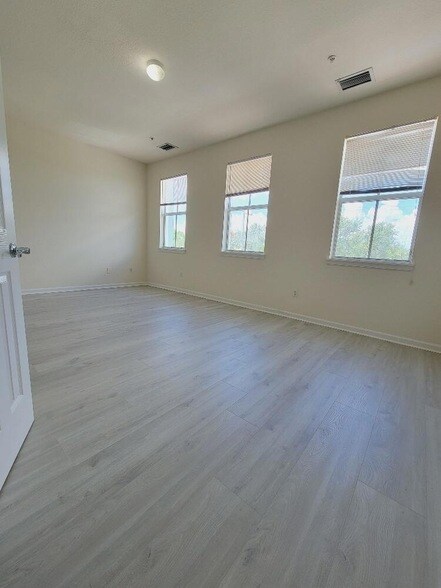 Building Photo - 221 Greenwich Cir