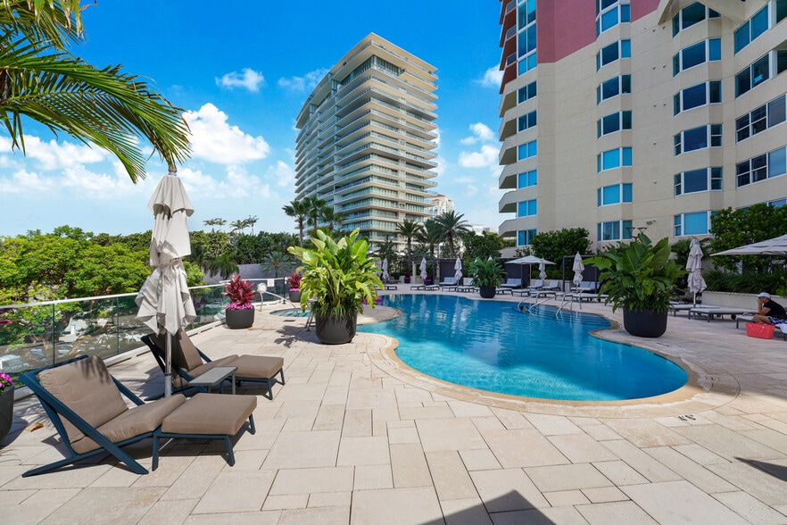 Building Photo - 300 S Pointe Dr