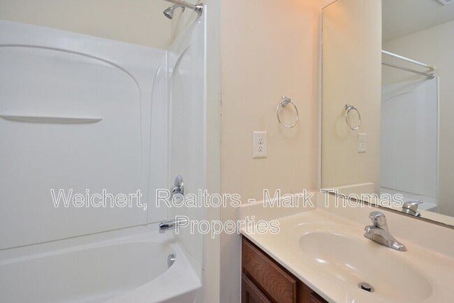 Building Photo - 100 Stratford Lakes Dr