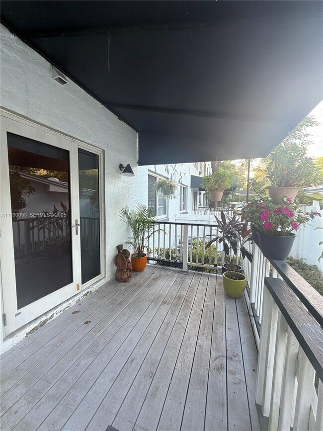 Building Photo - 3677 Poinciana Ave